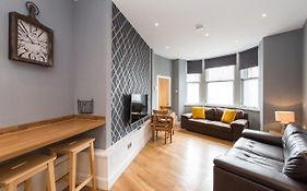 Castle Apt, Modern, Central